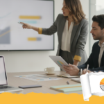 Professionista che costruisce un percorso di formazione data storytelling con grafici e struttura narrativa su lavagna