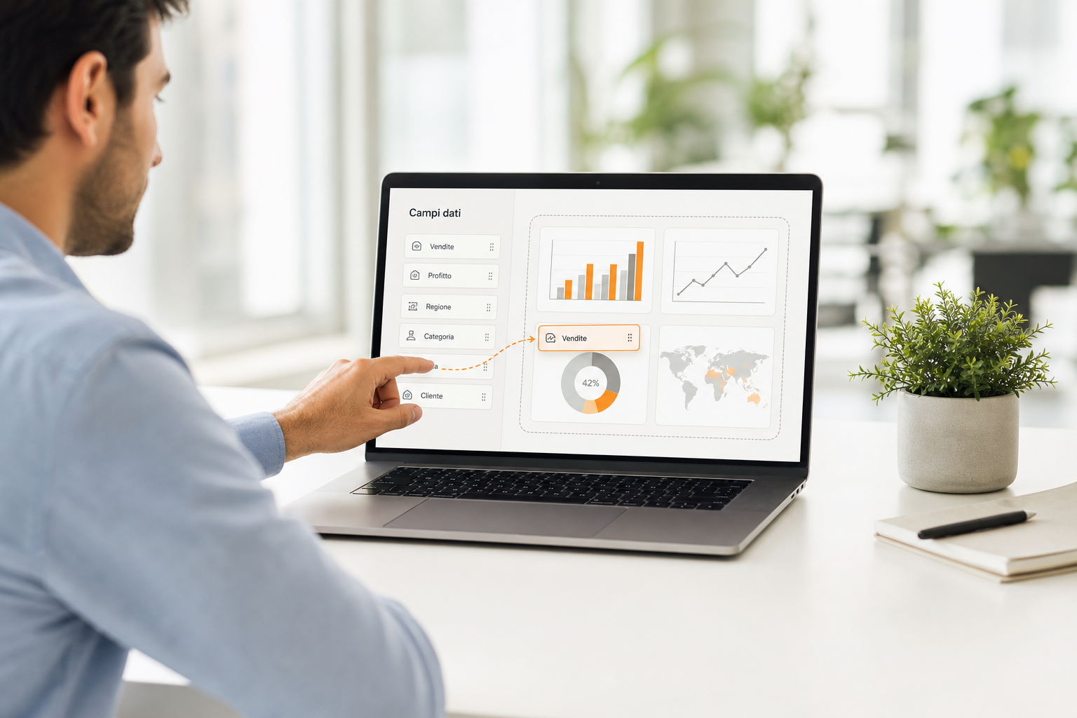 Analista che esplora dati con Tableau tramite interfaccia visuale drag-and-drop per data visualization interattiva.